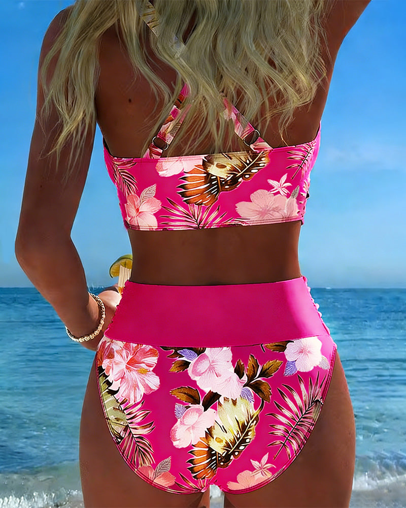 Bikini élégant à imprimé floral Léa, portée à la plage (photo 15) – Valloro Paris