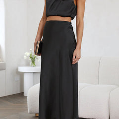 Ensemble jupe longue en satin élégant Inaia, portée en situation – Valloro Paris