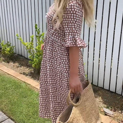 Robe midi à manches courtes Nicola, portée en situation – Valloro Paris