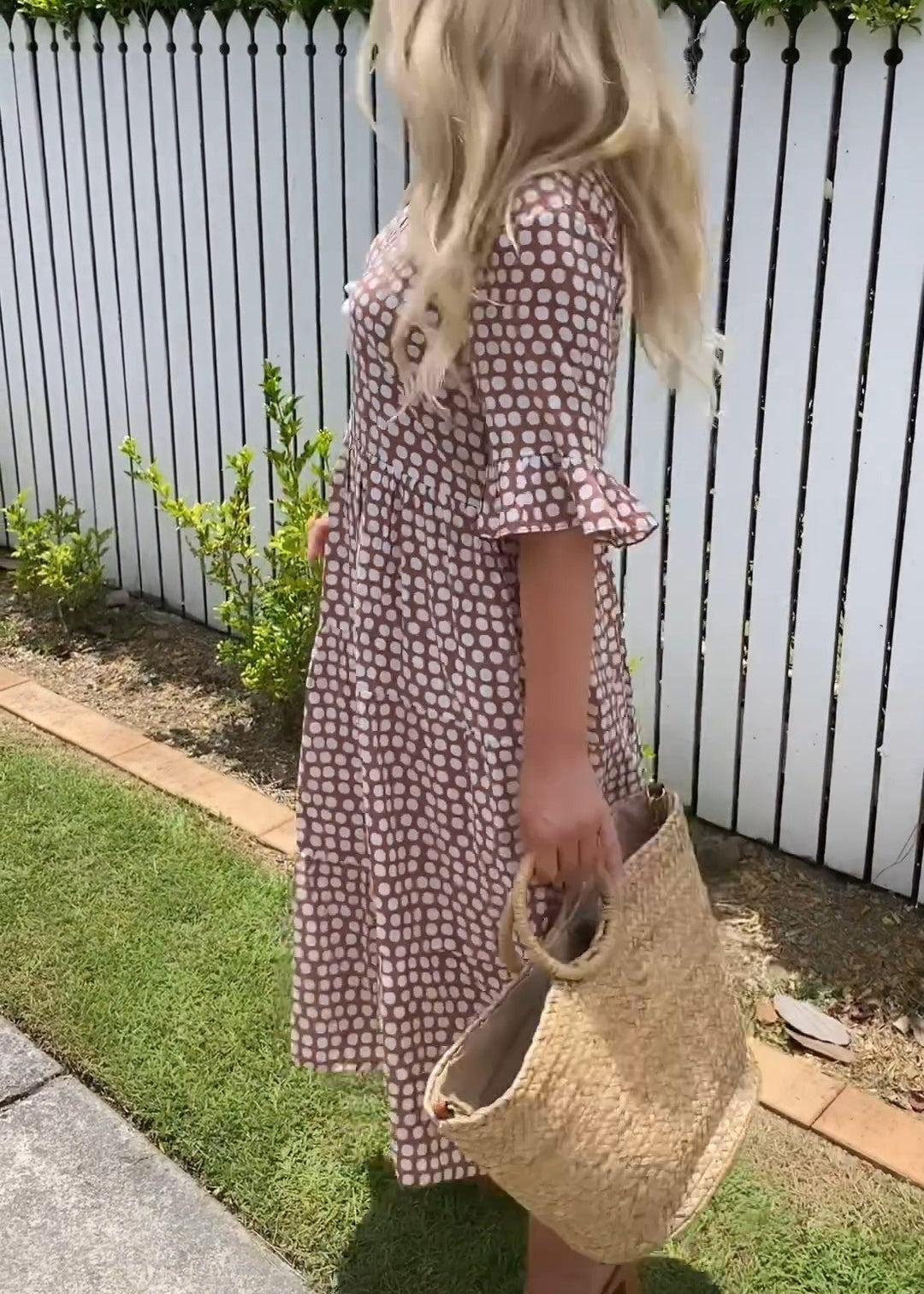 Robe midi à manches courtes Nicola, portée en situation – Valloro Paris