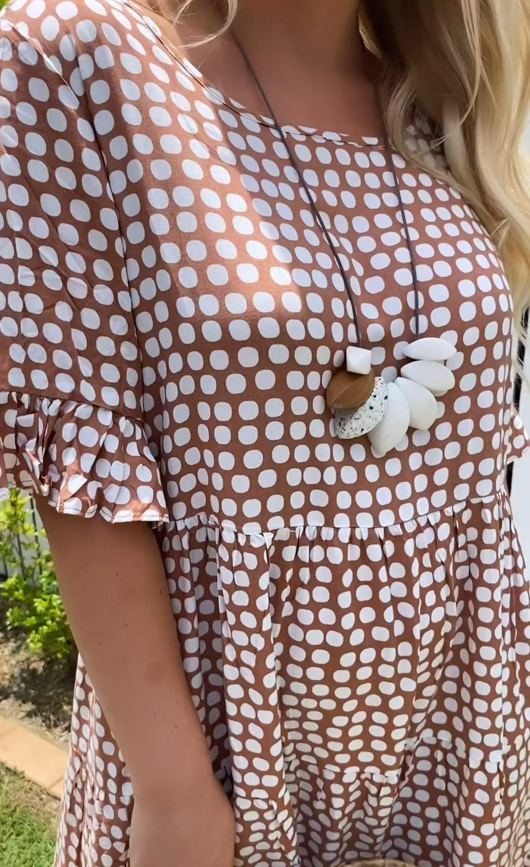Robe midi à manches courtes Nicola, gros plan sur la coupe – Valloro Paris