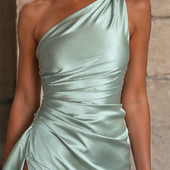 Robe midi satinée dos nu vert sauge Angélique, gros plan sur la coupe – Valloro Paris