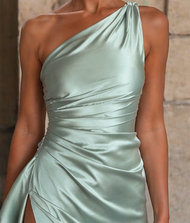 Robe midi satinée dos nu vert sauge Angélique, gros plan sur la coupe – Valloro Paris