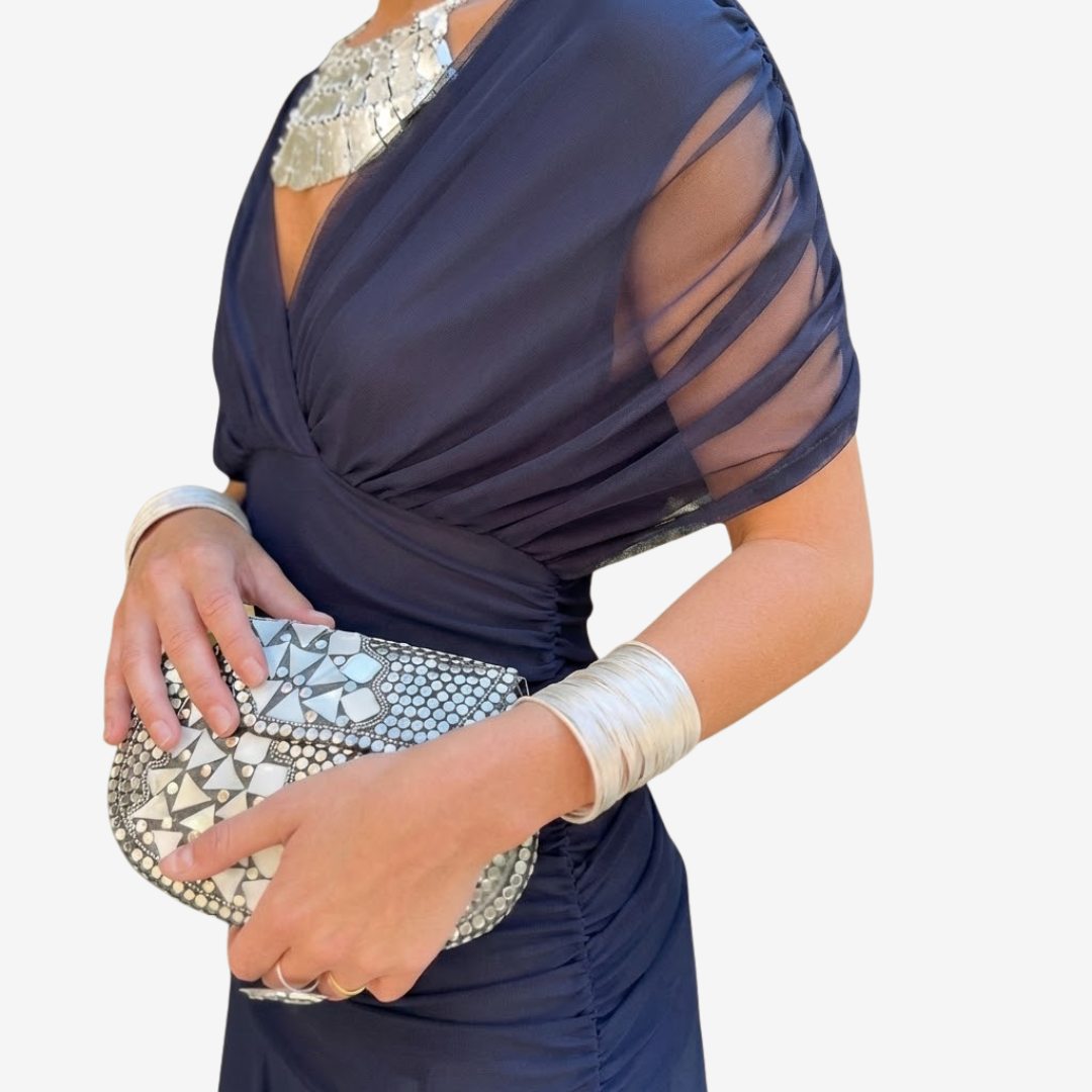 Robe élégante au tombé impeccable Christine, vue rapprochée – Valloro Paris