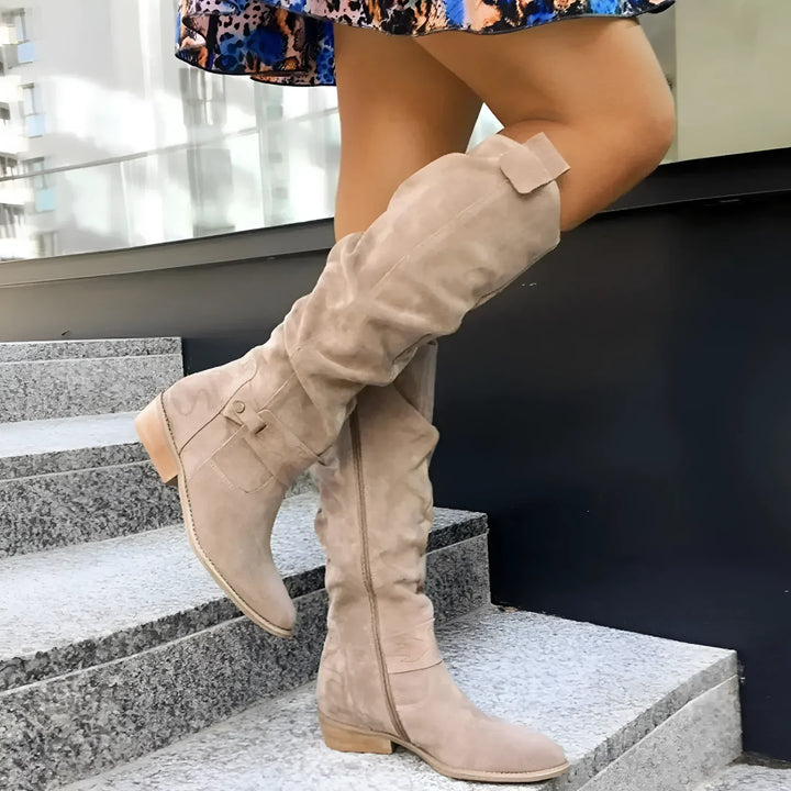 Bottes souples élégantes en aspect suède Eliza, vue de face (photo 14) – Valloro Paris