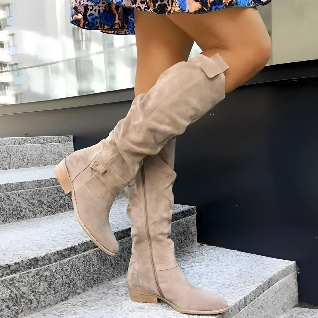 Bottes souples élégantes en aspect suède Eliza, gros plan sur les finitions – Valloro Paris