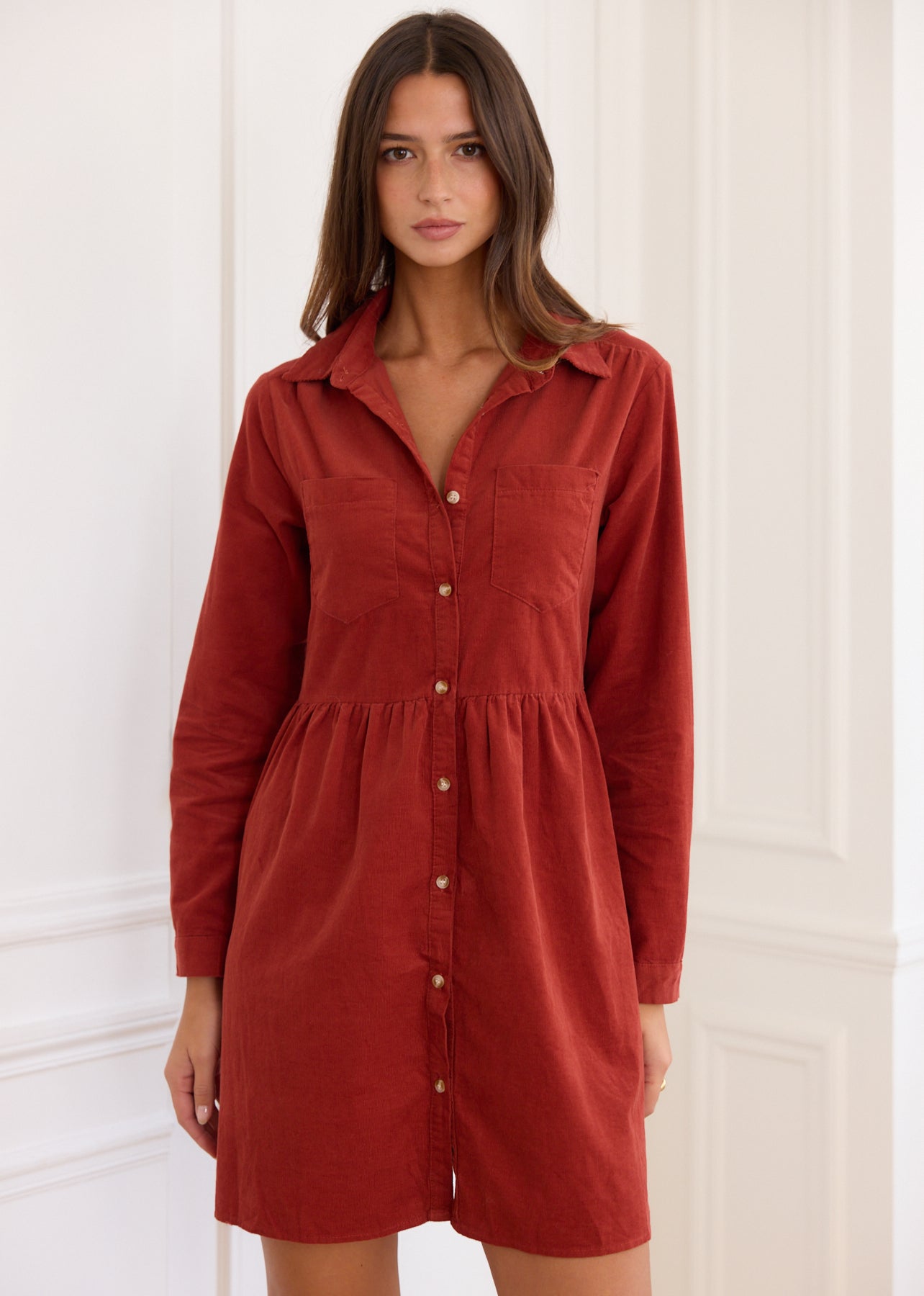Robe fluide au tombé élégant Elone, vue de face – Valloro Paris