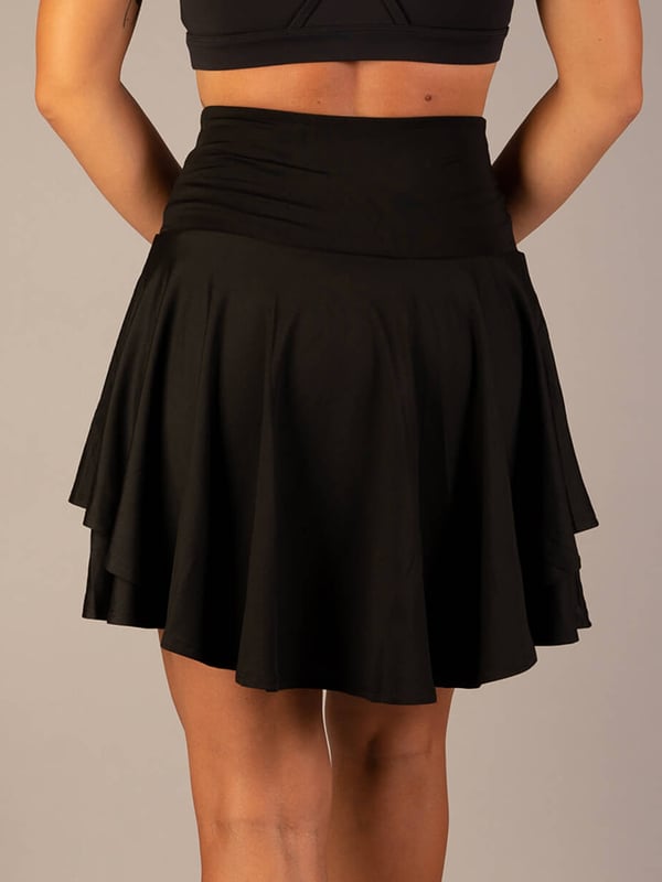 Jupe de performance multi-fonctionnelle avec poches Skylar, portée en situation – Valloro Paris