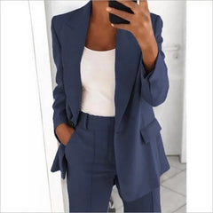 Tailleur rose vibrant deux pièces Rosa, vue complète du modèle – Valloro Paris
