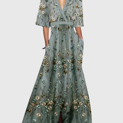 Robe printanière fluide et élégante Candice, portée en situation – Valloro Paris
