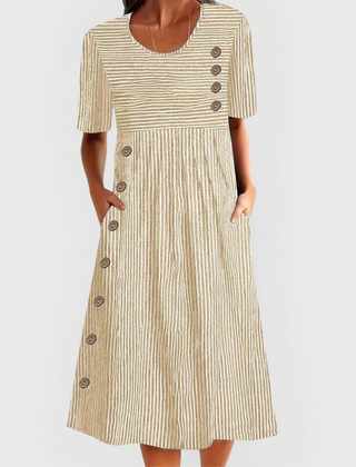 Robe midi rayée Jarna, portée en situation – Valloro Paris