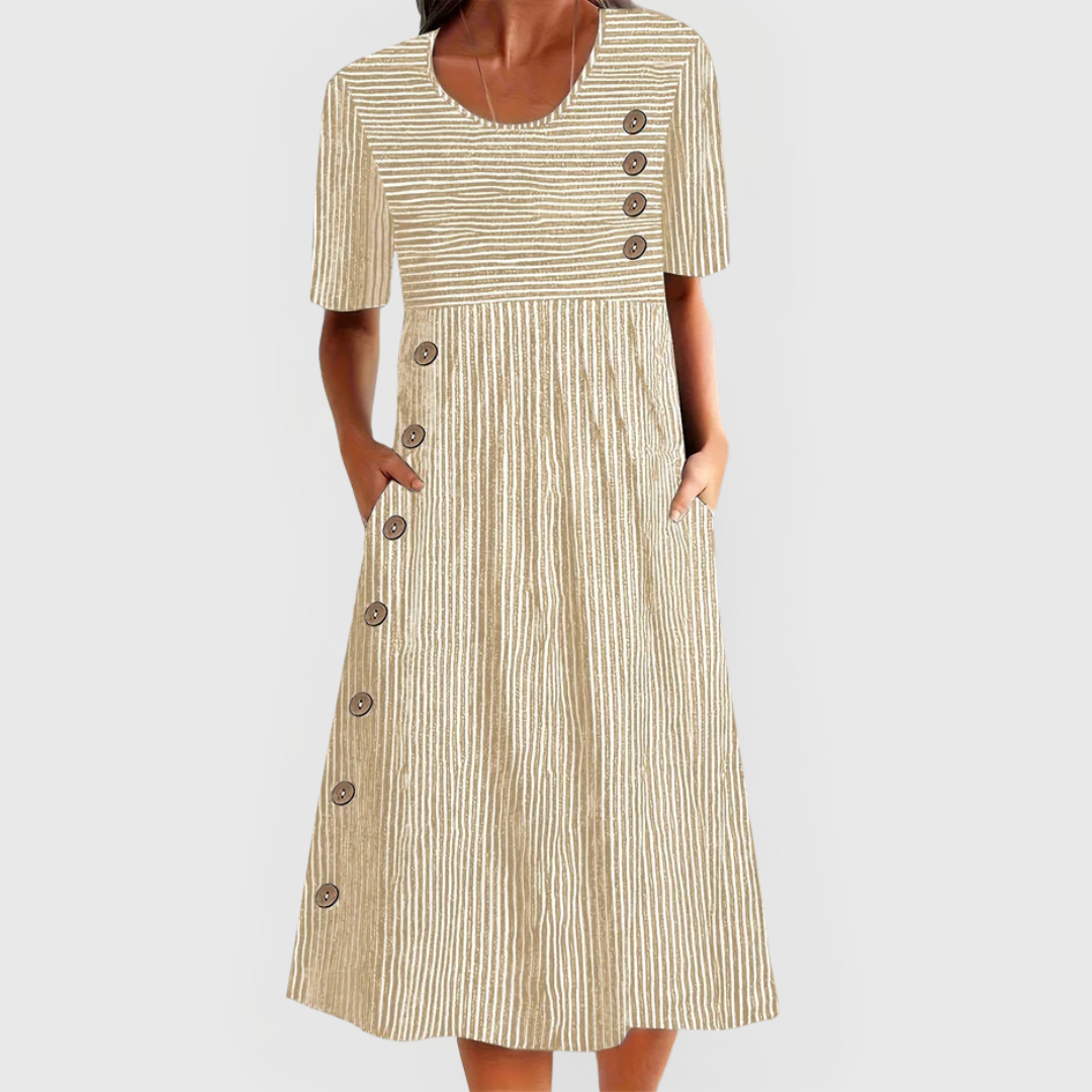 Robe midi rayée Jarna, portée en situation – Valloro Paris