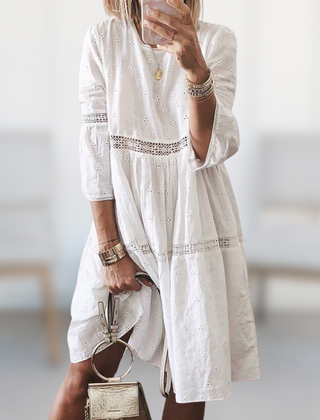 Robe d'été élégante Vera, portée en situation – Valloro Paris