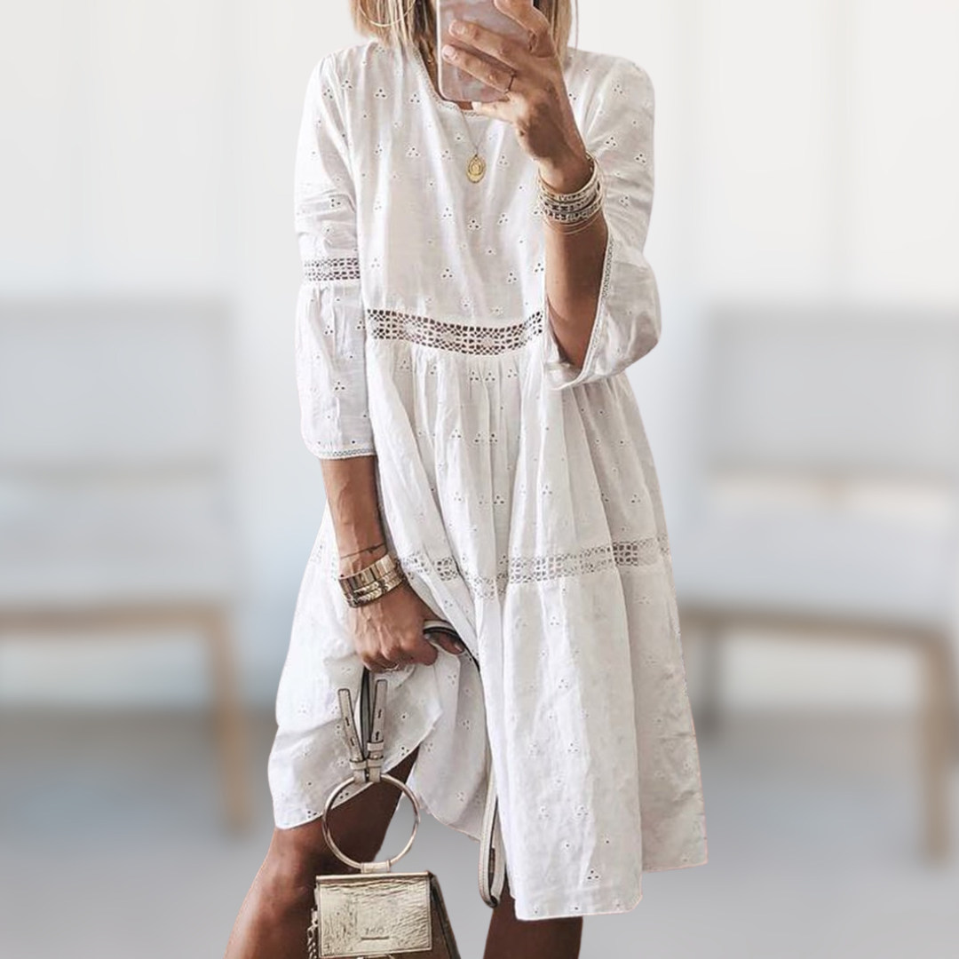 Robe d'été élégante Vera, portée en situation – Valloro Paris