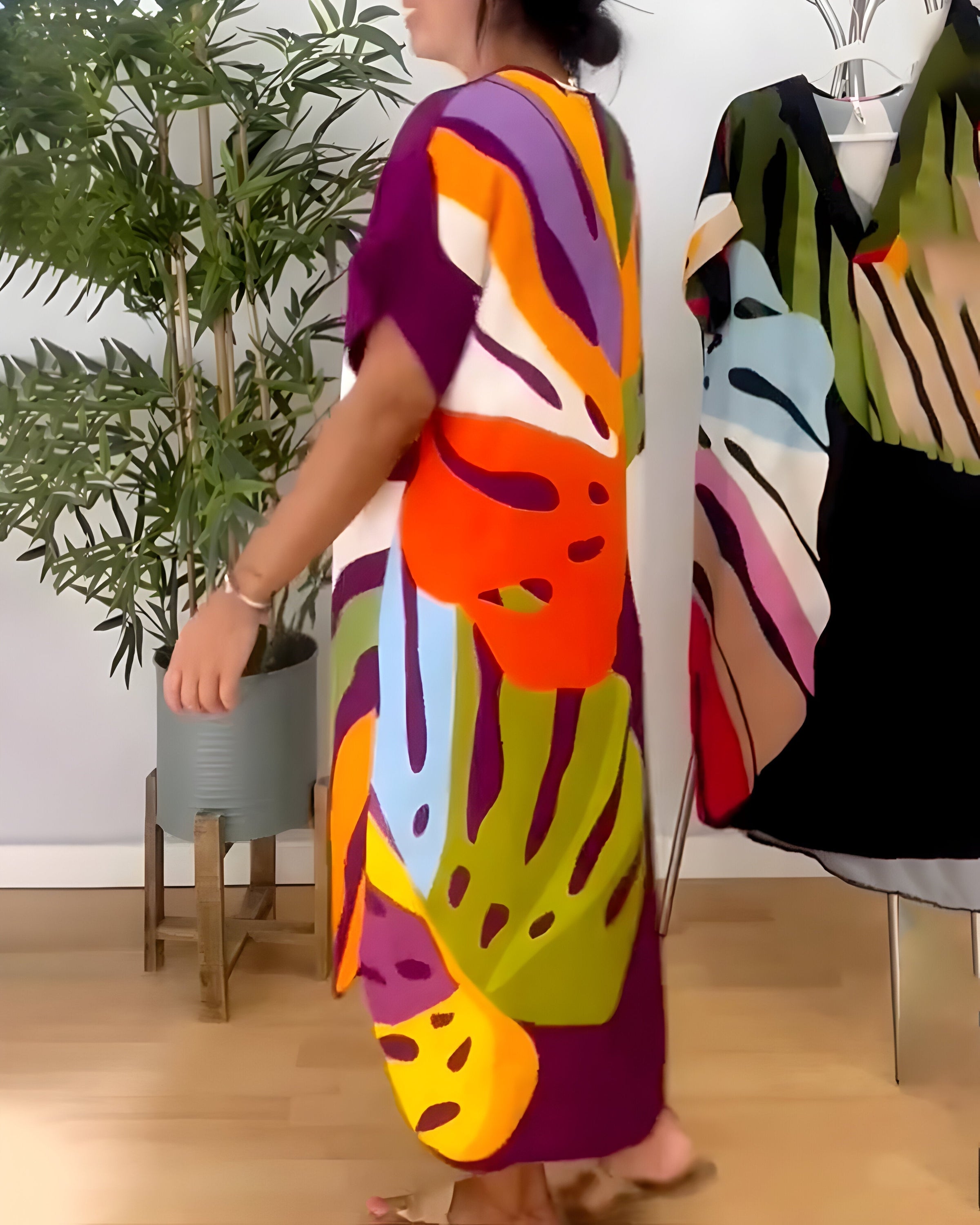 Robe à imprimé abstrait Rianna, présentation du coloris – Valloro Paris
