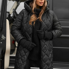 Manteau matelassé à capuche pour l’hiver Vera, vue de face – Valloro Paris