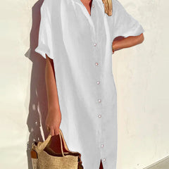 Robe chemise intemporelle en mélange de coton Aria, portée en situation – Valloro Paris