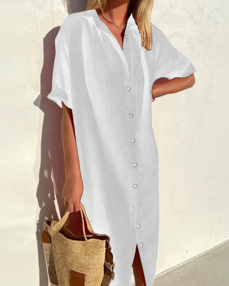 Robe chemise intemporelle en mélange de coton Aria, portée en situation – Valloro Paris