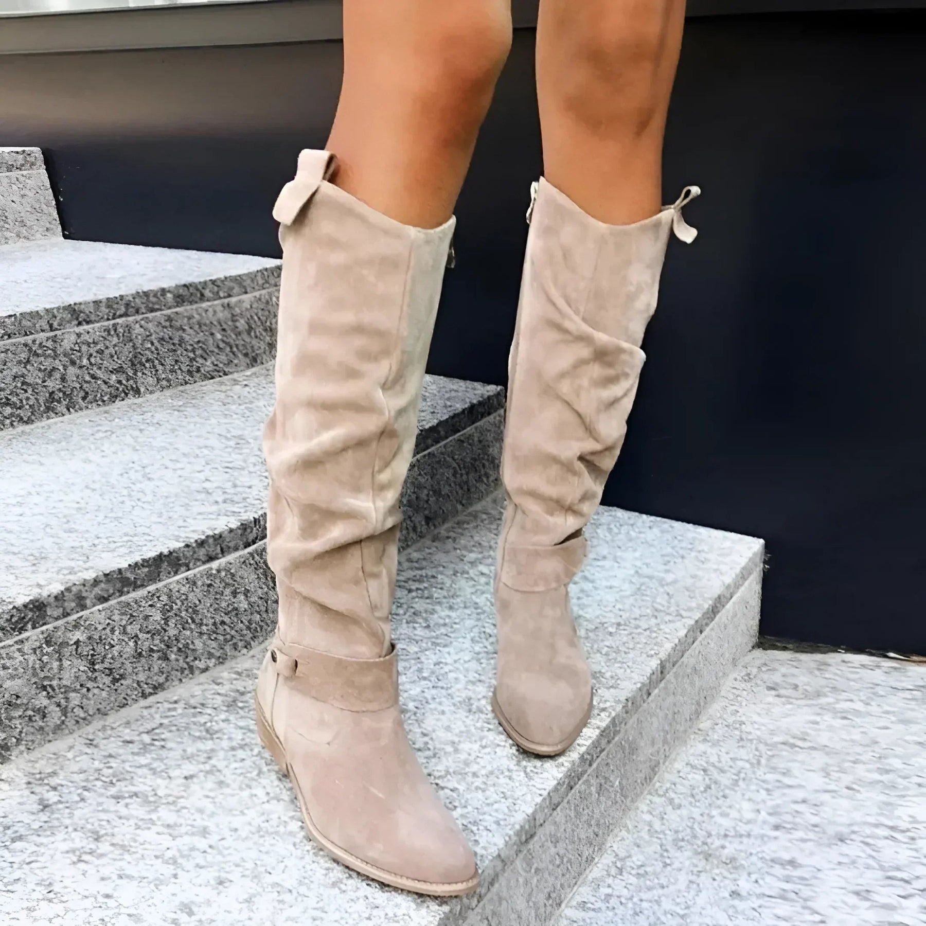 Bottes souples élégantes en aspect suède Eliza, vue de profil – Valloro Paris