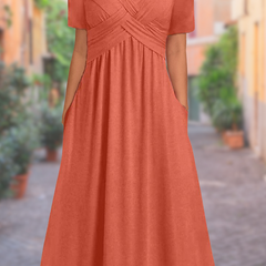 Robe maxi élégante avec détail croisé Selby, portée en situation – Valloro Paris
