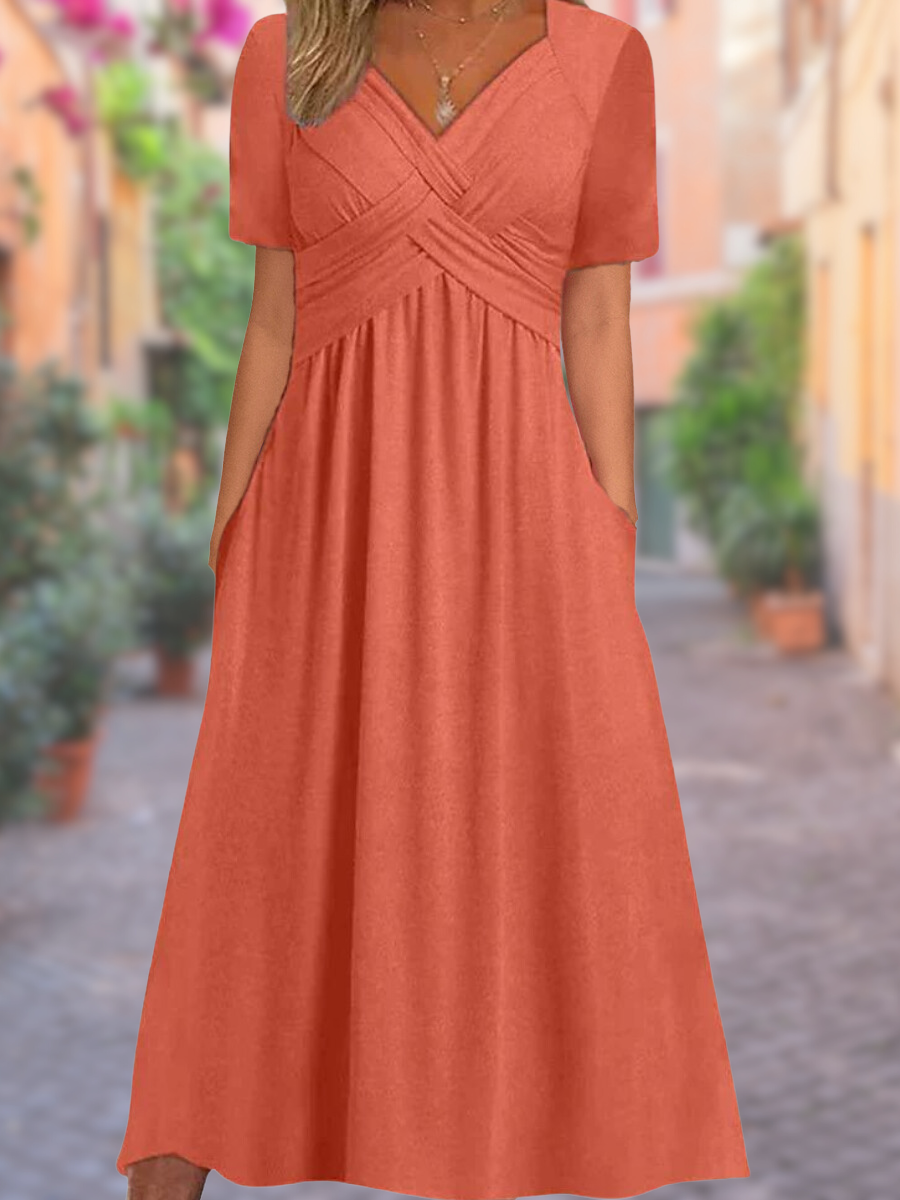 Robe maxi élégante avec détail croisé Selby, portée en situation – Valloro Paris