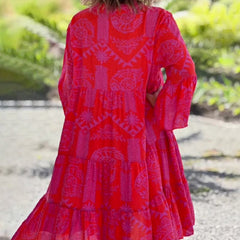 Robe élégante boho chic Joyce, portée en situation – Valloro Paris