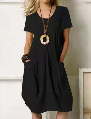 Robe décontractée fluide et féminine Ubud, portée en situation – Valloro Paris