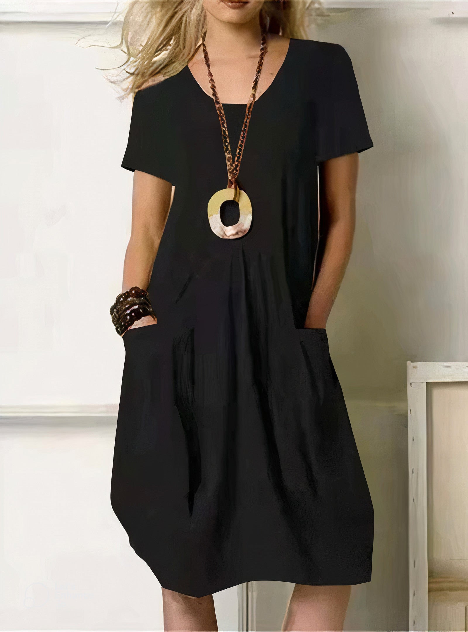 Robe décontractée fluide et féminine Ubud, portée en situation – Valloro Paris