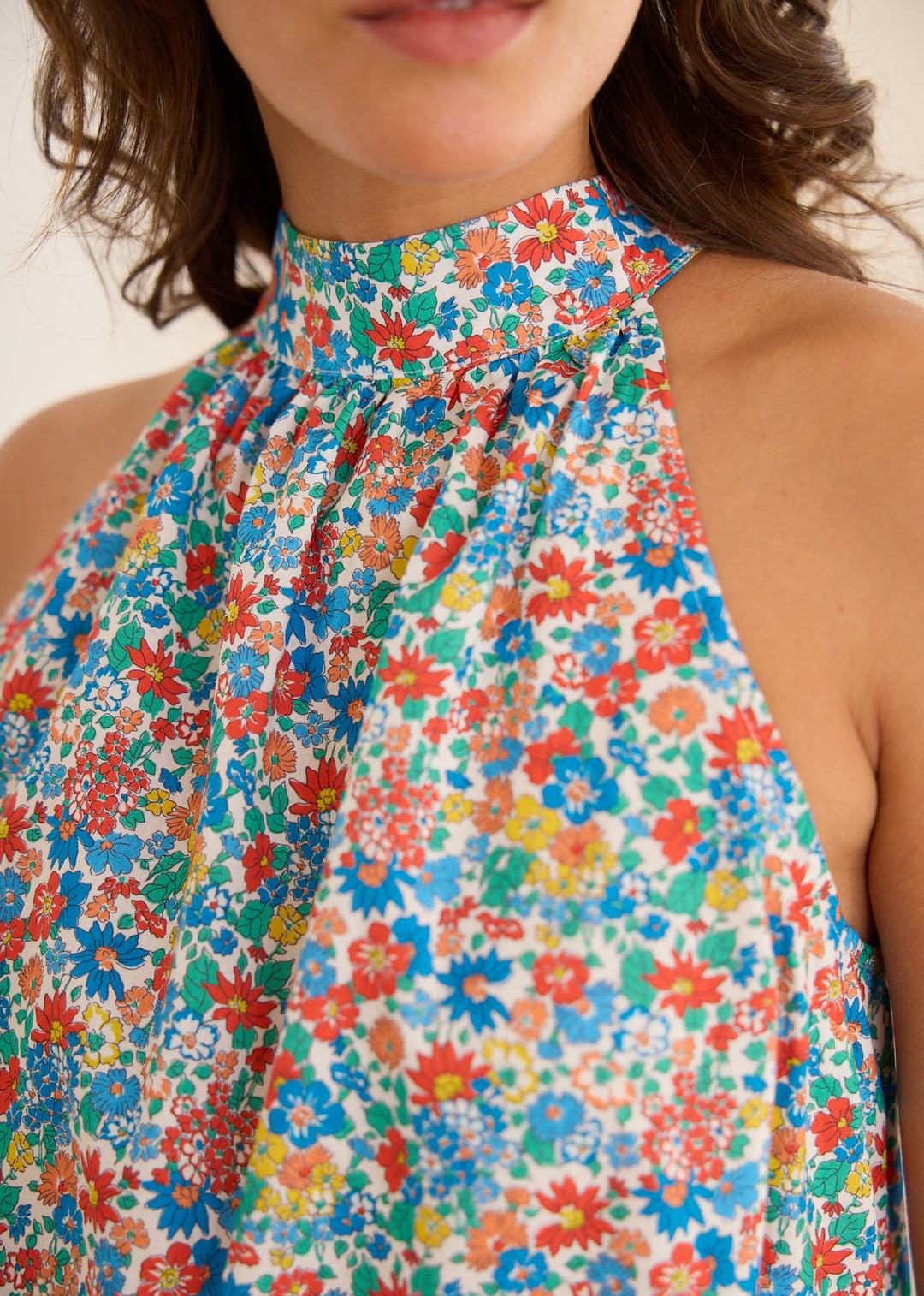 Robe d’été légère et féminine Mahé, détail du motif – Valloro Paris