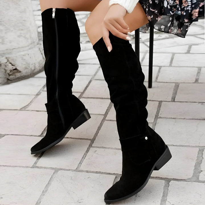 Bottes souples élégantes en aspect suède Eliza, portées en situation (photo 17) – Valloro Paris