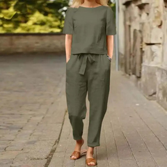 Ensemble élégant en coton effet lin Livia, mise en situation estivale – Valloro Paris