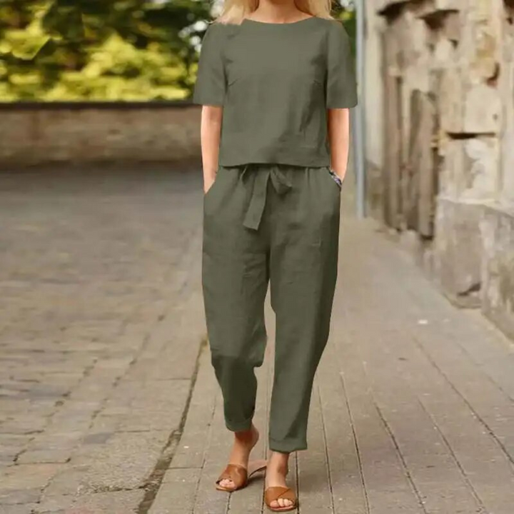 Ensemble élégant en coton effet lin Livia, mise en situation estivale – Valloro Paris