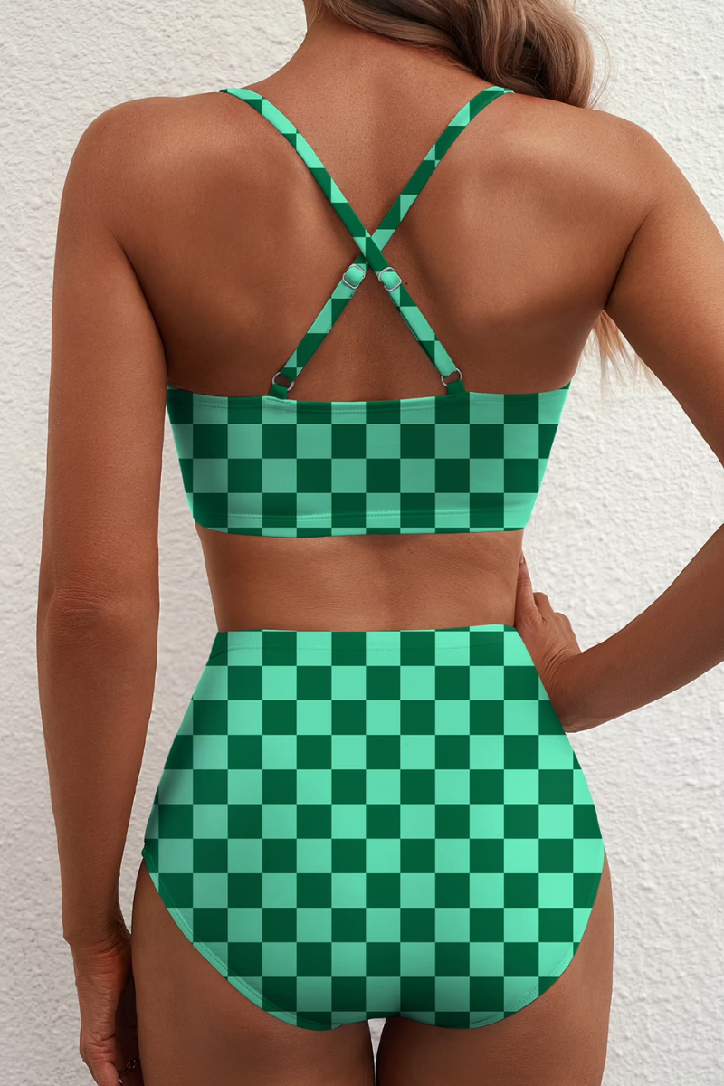 Bikini taille haute à carreaux Léa, portée à la plage – Valloro Paris