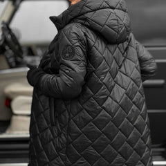 Manteau matelassé à capuche pour l’hiver Vera, portée en situation – Valloro Paris