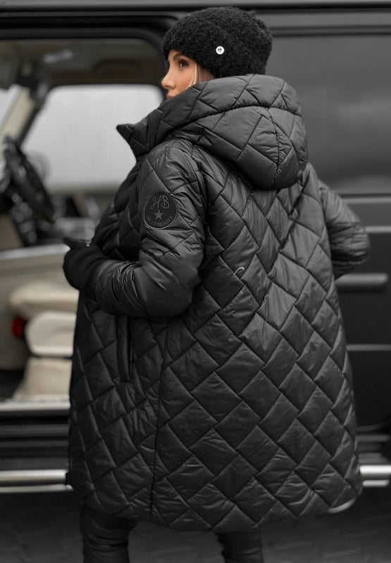 Manteau matelassé à capuche pour l’hiver Vera, portée en situation – Valloro Paris