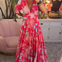Robe florale vibrante Floriana, mise en situation estivale – Valloro Paris