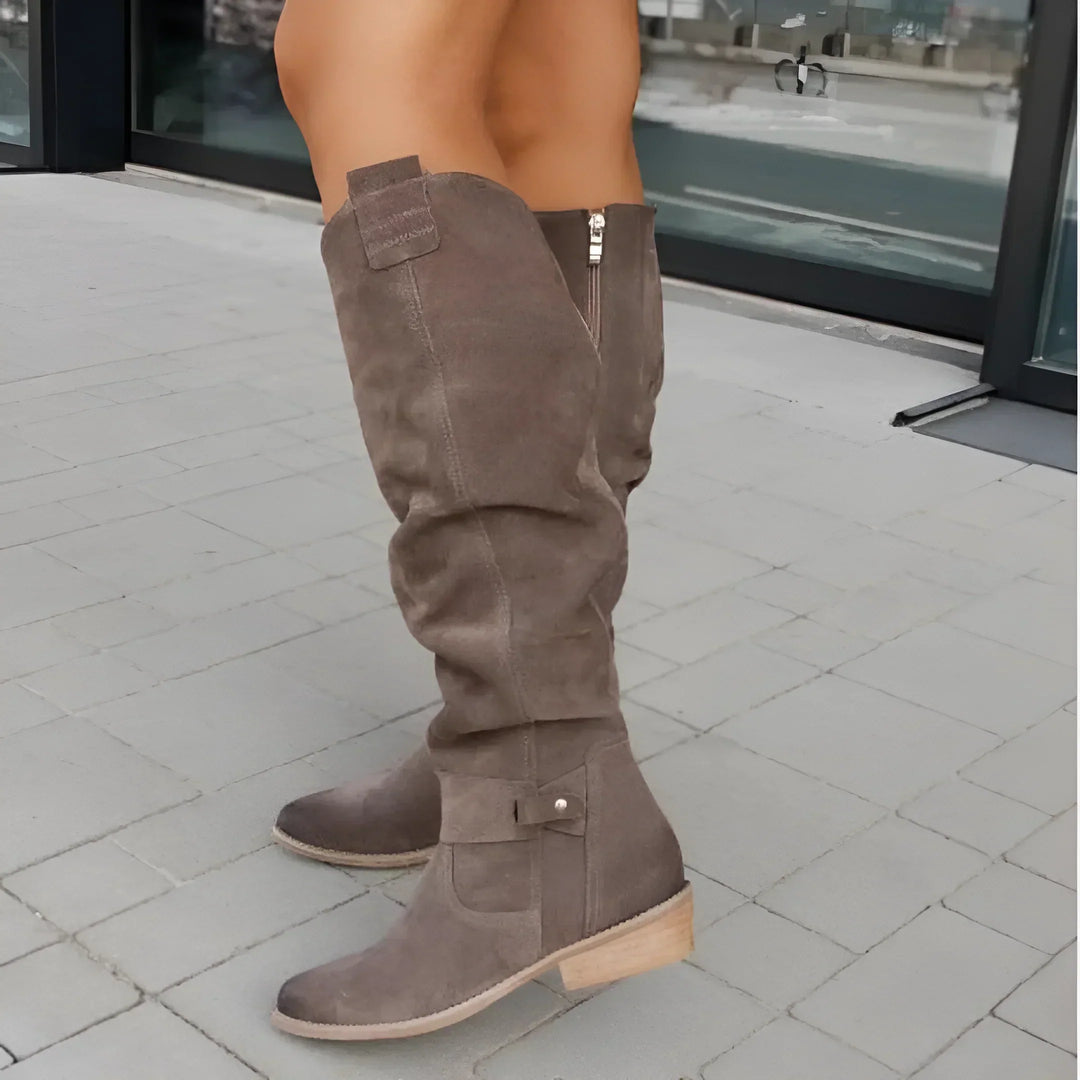 Bottes souples élégantes en aspect suède Eliza, vue de la paire – Valloro Paris