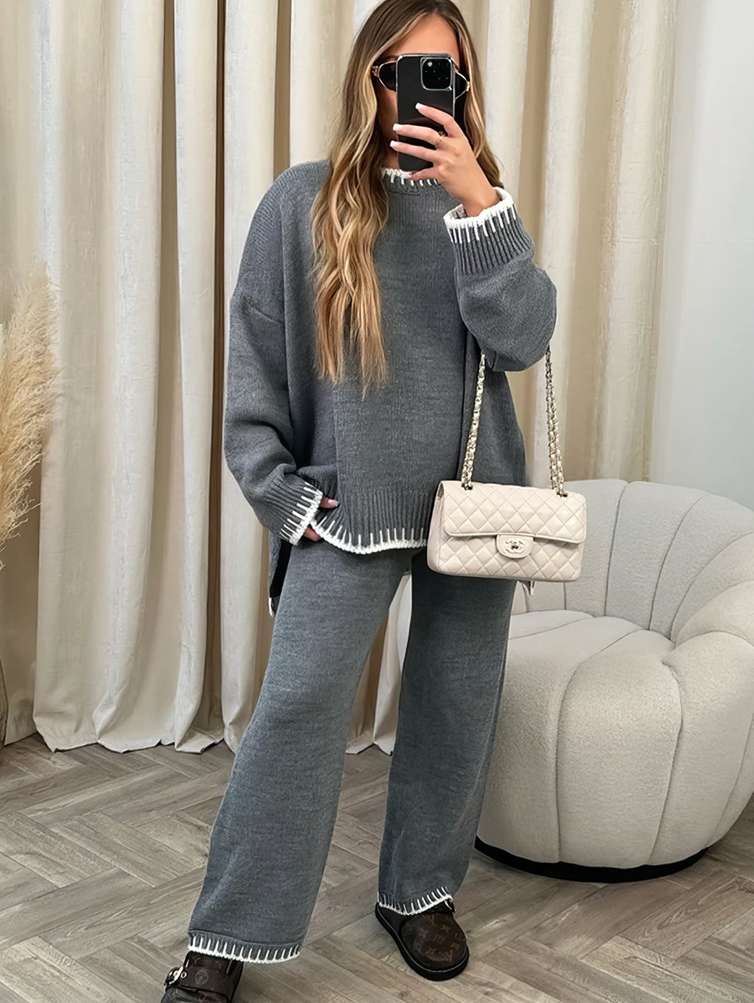 Ensemble confort confortable et raffiné Nomi, portée en situation – Valloro Paris