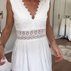 Robe camisole en dentelle à col V Circe, détail du tissu – Valloro Paris