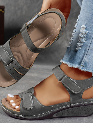 Sandales orthopédiques d'été Elsie, portées en situation – Valloro Paris
