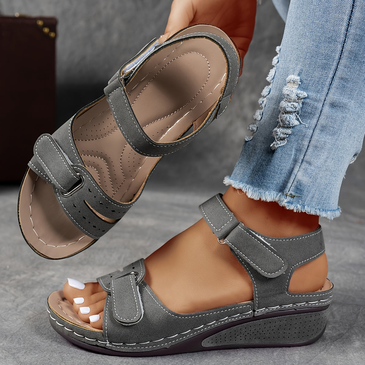 Sandales orthopédiques d'été Elsie, portées en situation – Valloro Paris
