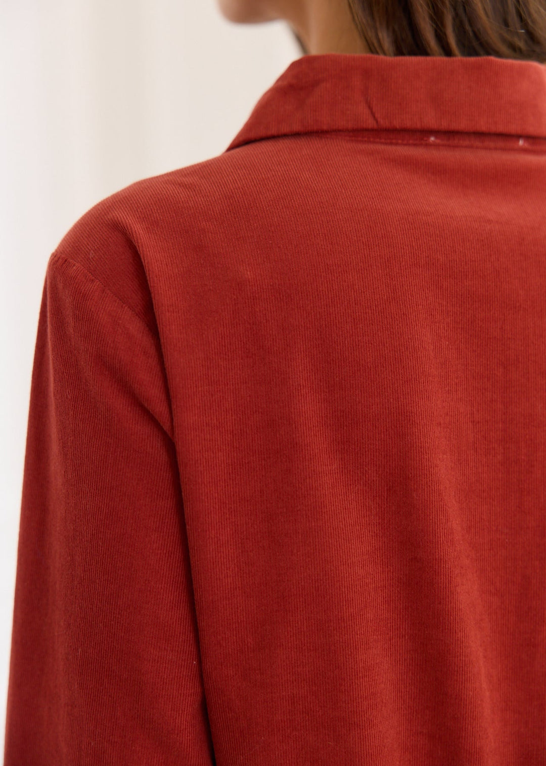 Robe fluide au tombé élégant Elone, vue de profil – Valloro Paris