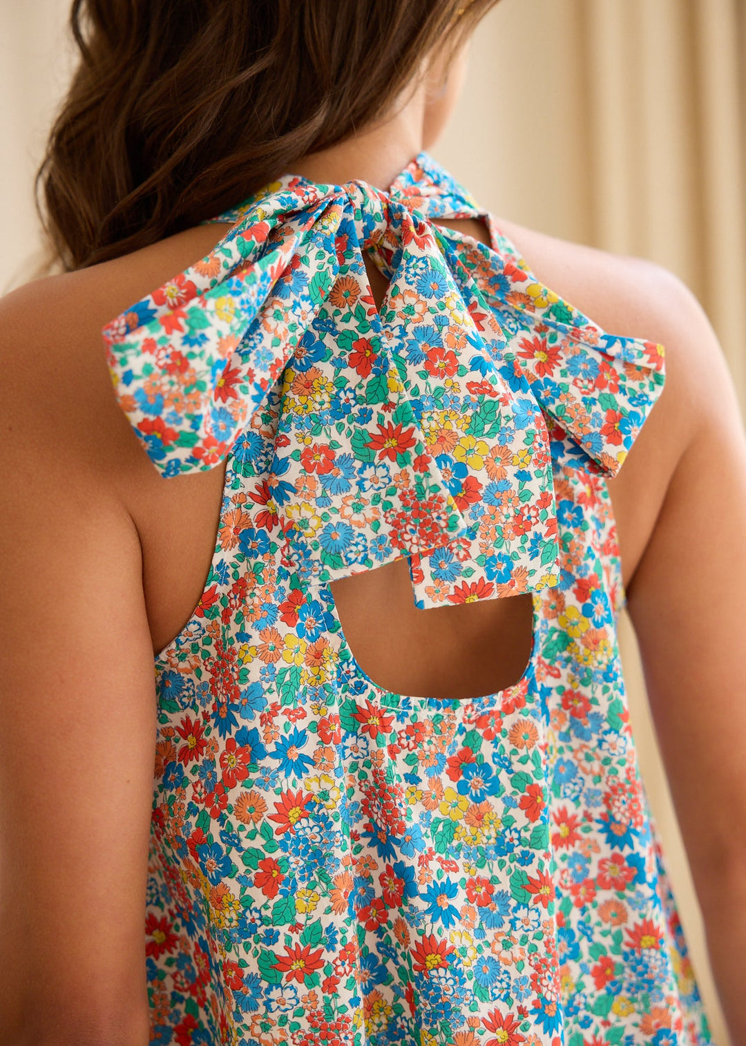Robe d’été légère et féminine Mahé, gros plan sur la coupe – Valloro Paris