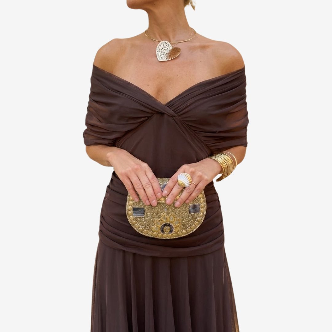 Robe élégante au tombé impeccable Christine, portée en situation – Valloro Paris