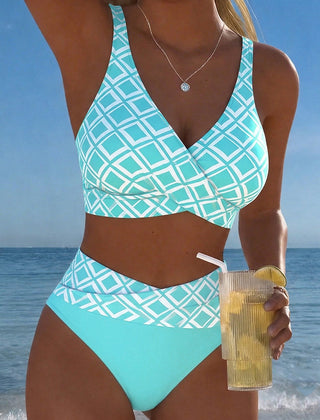 Maillot de bain croisé à motif diamant Camille, en situation au bord de l’eau – Valloro Paris