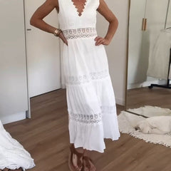 Robe camisole en dentelle à col V Circe, gros plan sur la coupe – Valloro Paris