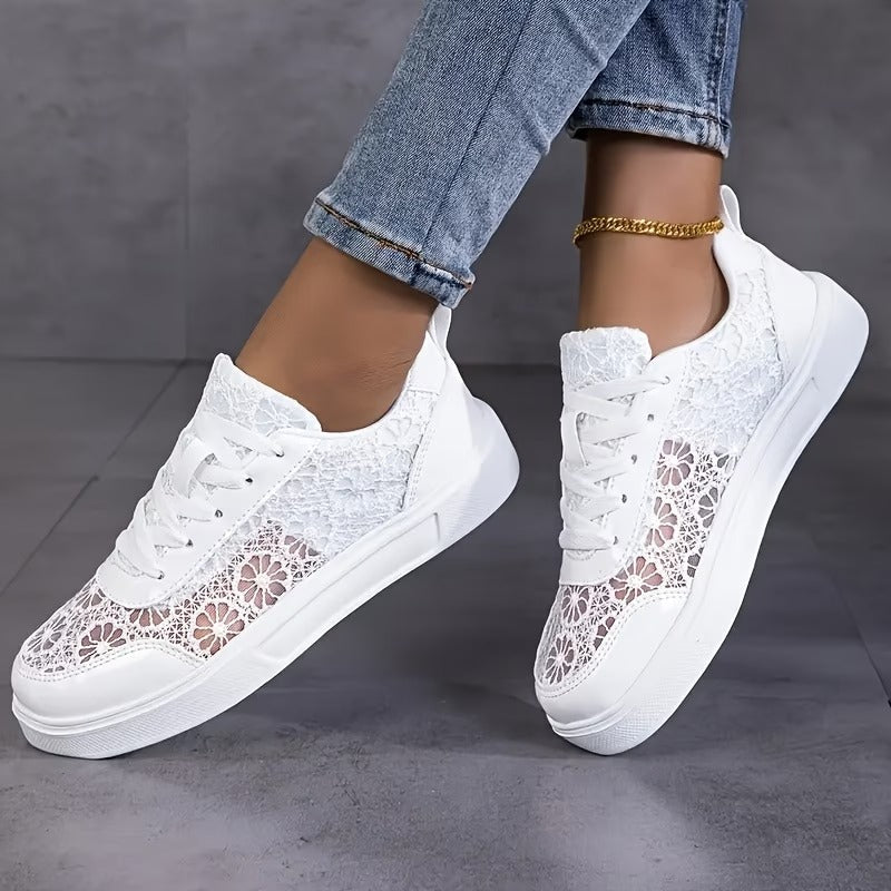 Baskets en dentelle élégantes Camille, portées en situation – Valloro Paris
