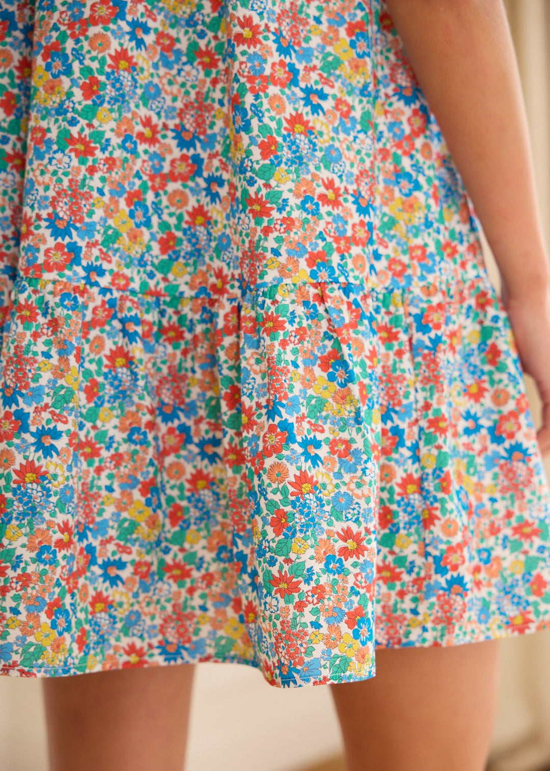 Robe d’été légère et féminine Mahé, présentation du coloris – Valloro Paris