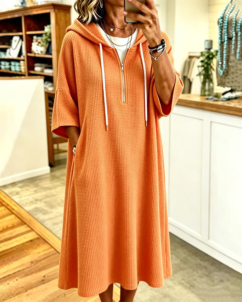 Robe à capuche gaufrée à fermeture éclair et manches trois-quarts