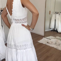 Robe camisole en dentelle à col V Circe, portée en situation – Valloro Paris